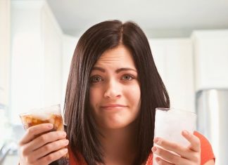 Mối nguy tiềm ẩn khi mẹ bầu uống nước ngọt có gas khi mang thai