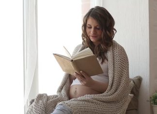 Lý do bạn nên đọc sách cho con từ khi còn trong bụng mẹ