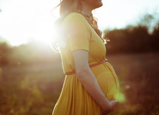 7 điều mẹ bầu cần tránh để đảm bảo an toàn cho thai nhi trong mùa nóng