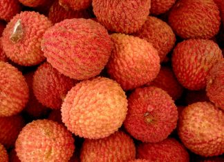 Mẹ bầu ăn vải như thế nào để không bị nóng?