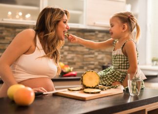 Bà bầu có nên ăn dứa để dễ “vượt cạn” hay không?