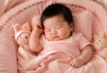 Giấc Ngủ An Toàn Cho Trẻ Sơ Sinh: Hướng Dẫn Đầy Đủ Theo Khuyến Cáo AAP Em bé đang ngủ