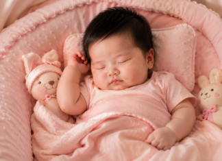 Giấc Ngủ An Toàn Cho Trẻ Sơ Sinh: Hướng Dẫn Đầy Đủ Theo Khuyến Cáo AAP Em bé đang ngủ